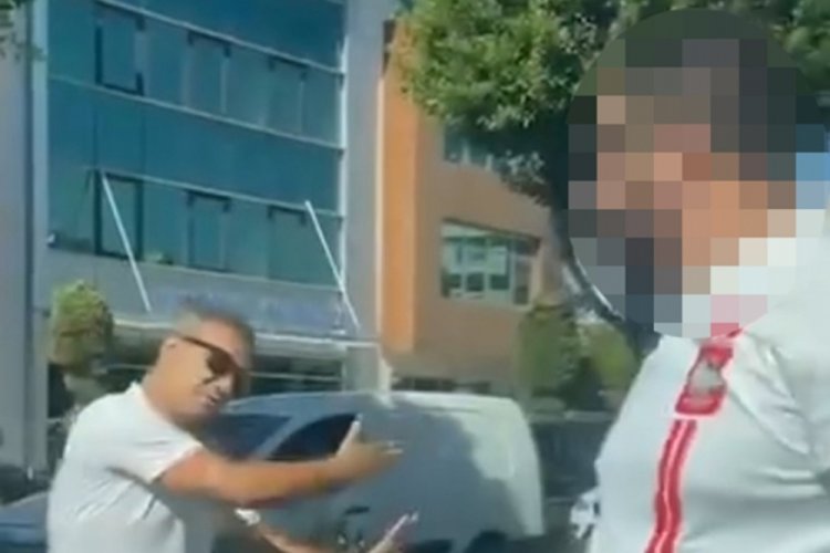 Trafikte gergin anlar! Aracı yumrukladı...