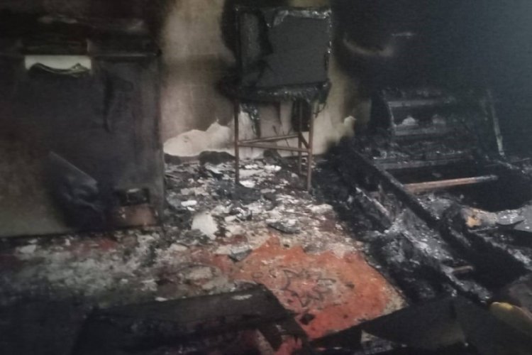 Elektrik kontağından çıkan yangında iki katlı ev kullanılamaz hale geldi 