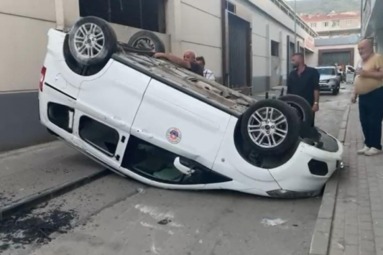 Bursa'da bir kaza daha! Belediye aracı takla attı...
