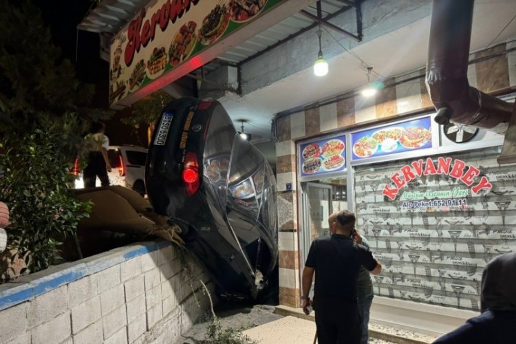 Fren yerine gaza basan sürücü lokantaya daldı 