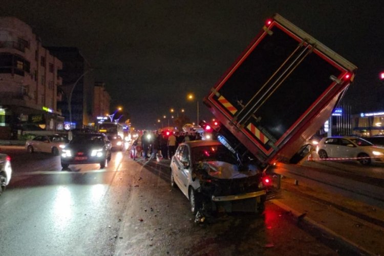 Otomobille çarpışan kamyonet bariyerlere çıktı: 3 yaralı