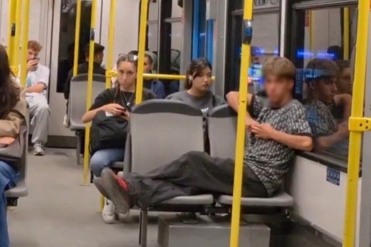 Bursa metrosunda saygısızlık! Yaptığı hareket herkesi isyan ettirdi...