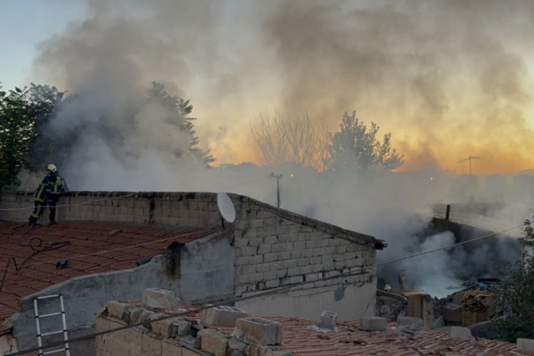 Çardakta çıkan yangın eve sıçradı, anneannenin dikkati torunları kurtardı 
