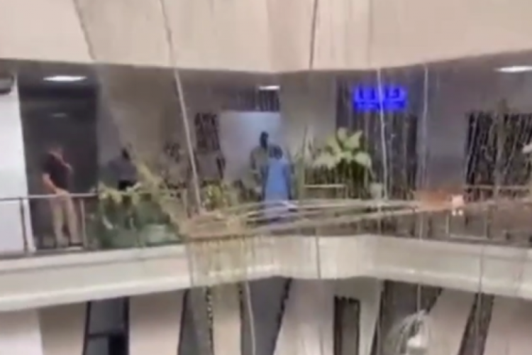 AVM'de panik anları! Metrelerce yüksekten canına kıymak istedi...