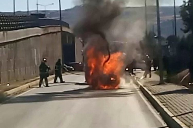 Hareket halindeki araç alev aldı, sürücü yaralandı