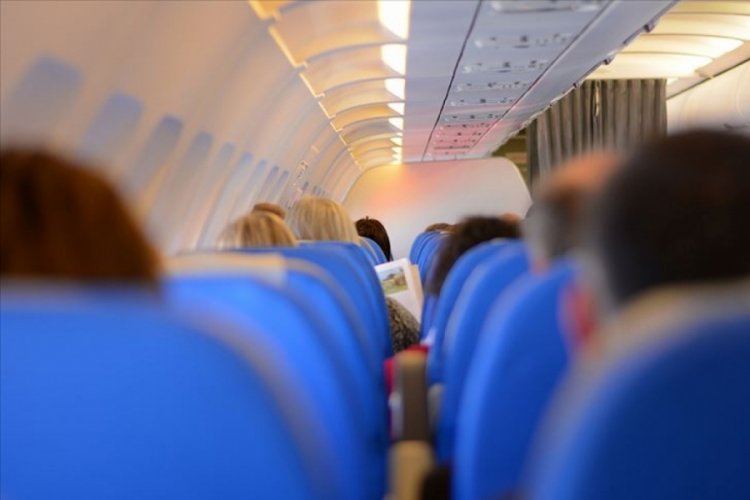 Yolcular pasaportlarını yemeye başladı! Uçak acil iniş yaptı...