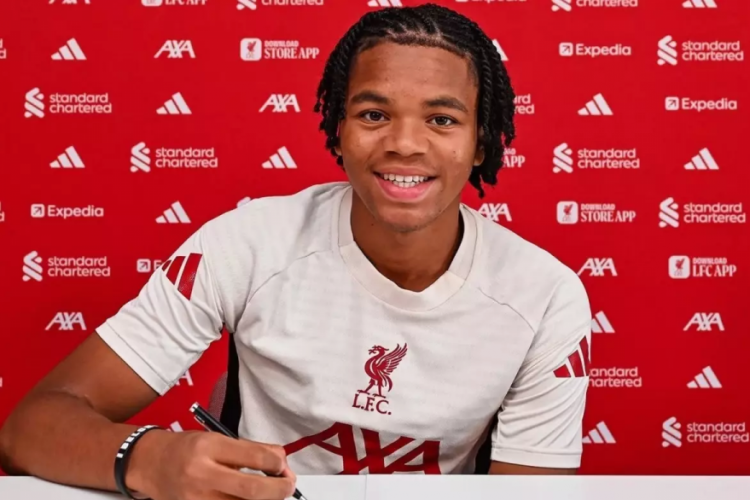 17 yaşındaki yıldız, Liverpool ile ilk profesyonel sözleşmesini imzaladı