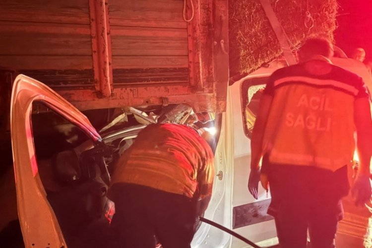 Hafif ticari araç kamyonun altına girdi! Ölü ve yaralılar var...