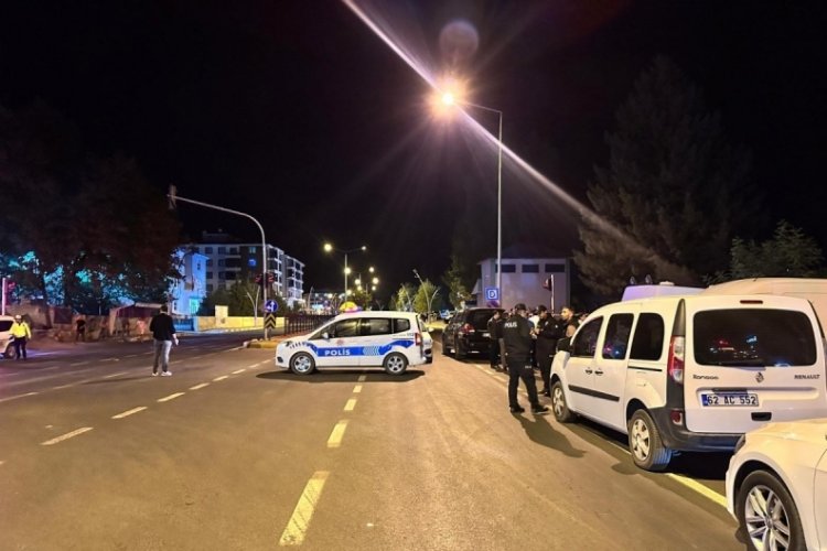 Otobüs durağındaki şüpheli çanta fünye ile patlatıldı