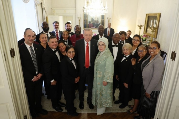 Cumhurbaşkanı Erdoğan, Blair House çalışanlarıyla hatıra fotoğrafı çektirdi
