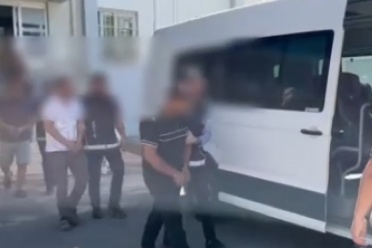 Mersin'de kaçak göçmen operasyonu: 14'ü deport edildi, 4 şüpheli tutuklandı