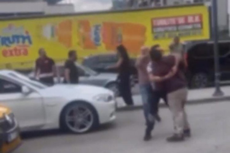 Bursa'da trafik ortasında tekme tokat kavga!