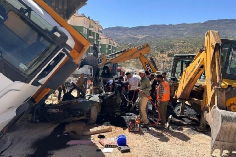 Üzerine kamyon devrilen otomobilin sürücüsü hayatını kaybetti 