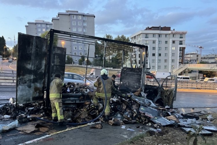 Kargo yüklü kamyonet alev alev yandı