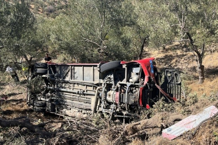 Zeytinliğe devrilen halk otobüsündeki 9 kişi yaralandı 