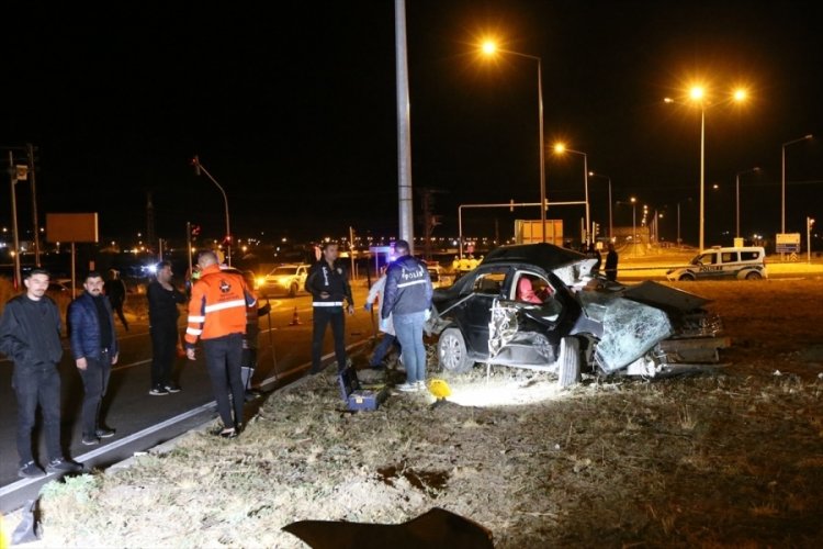 Tomruk yüklü kamyonla çarpışan otomobil sürücüsü hayatını kaybetti