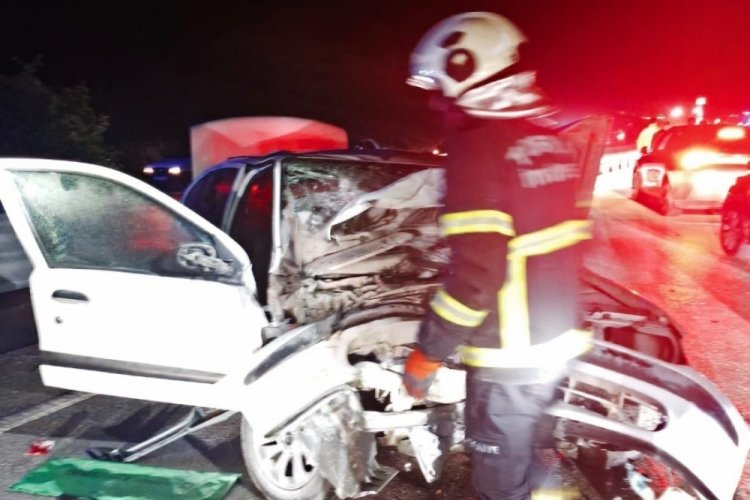 Otomobil, kum yüklü traktöre çarptı:1 ölü, 5 yaralı