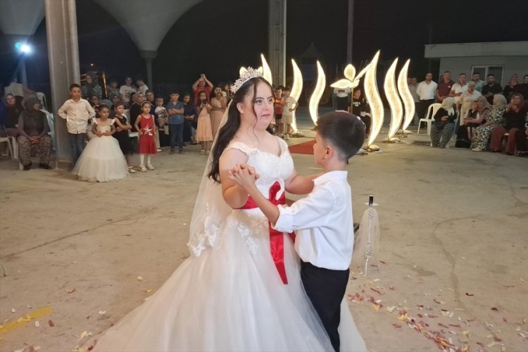 Down sendromlu kızının düğün hayalini gerçekleştirdi
