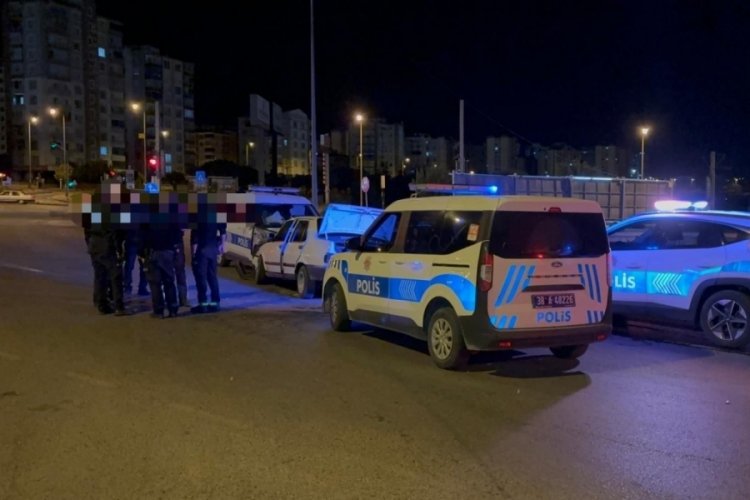 'Dur' ihtarına uymayan otomobil sürücüsü polis otosuna çarptı: 2 polis memuru yaralı 