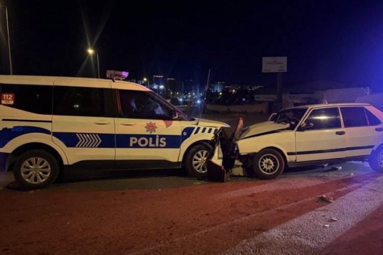 ''Dur'' ihtarına uymayan araç ekip otosuna çarptı: 2 polis yaralı  