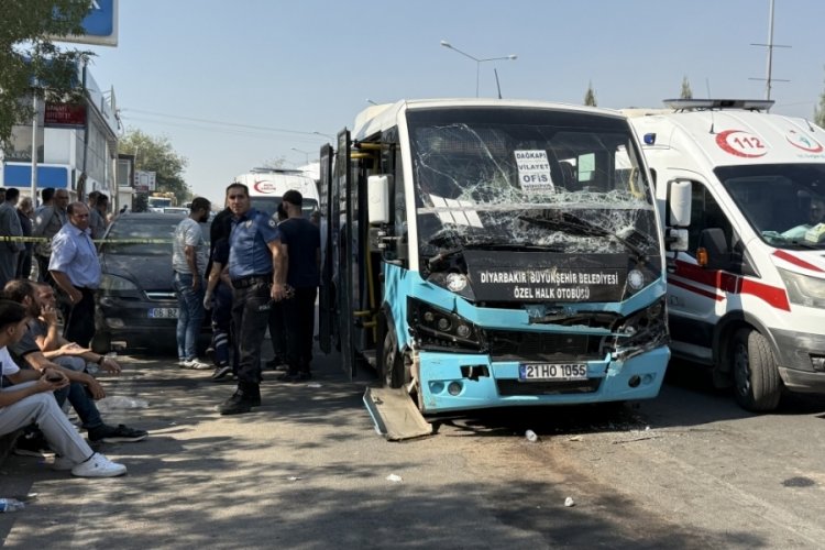 Freni patlayan otobüs duraktaki diğer otobüse daldı! Çok sayıda yaralı var...