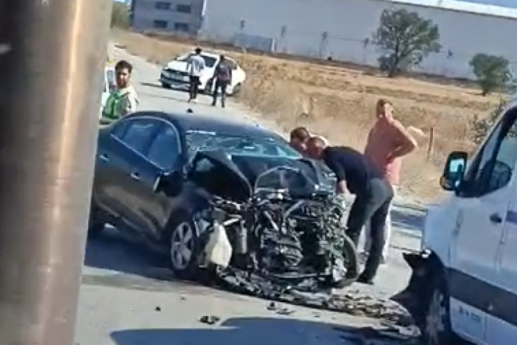 Bursa Yolçatı mahallesinde feci kaza! Araç içinde sıkıştı