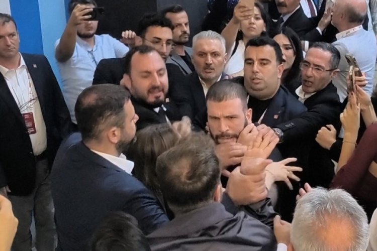 CHP kongresinde tekme ve tokatlar havada uçuştu!