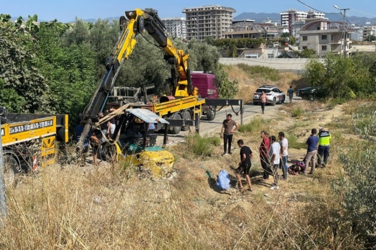 Devrilen forkliftin altında kalarak can verdi!