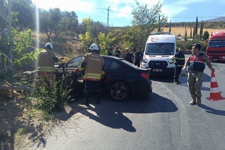 Yol kenarına devrilen otomobilin sürücüsü yaralandı 