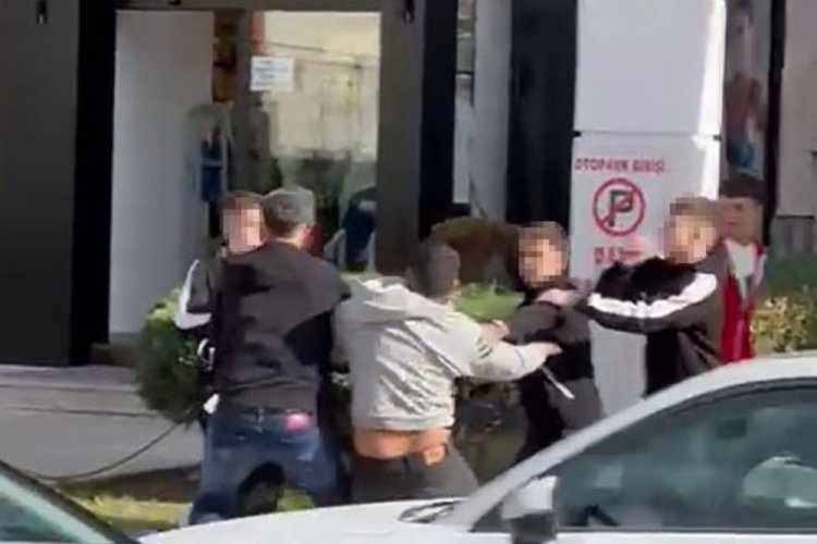Gençler arasındaki tekme ve yumruklu kavga