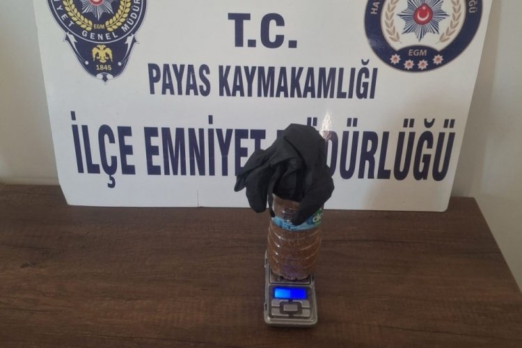 Polisi görünce bahçeye attığı su şişesinden uyuşturucu çıktı