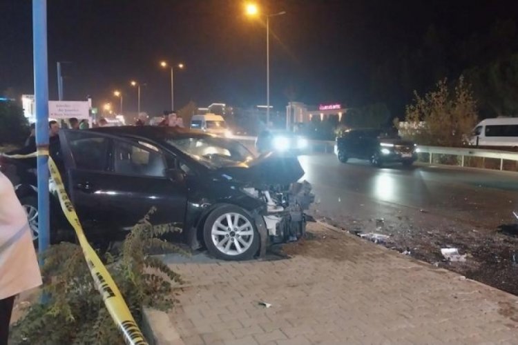 Antalya'da otomobil yayaya çarpıp karşı şeride geçti: 2 ölü