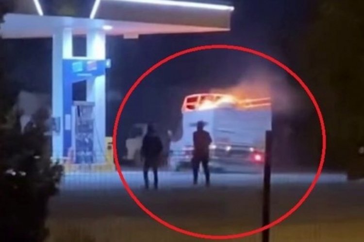 Alev alan kamyonet benzinliğe girdi