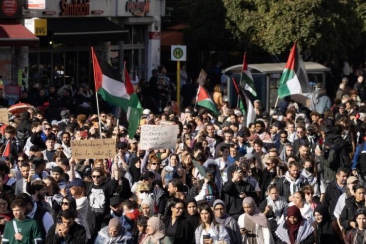 Berlin'de düzenlenen Filistin'e destek yürüyüşüne 100 bini aşkın kişi katıldı