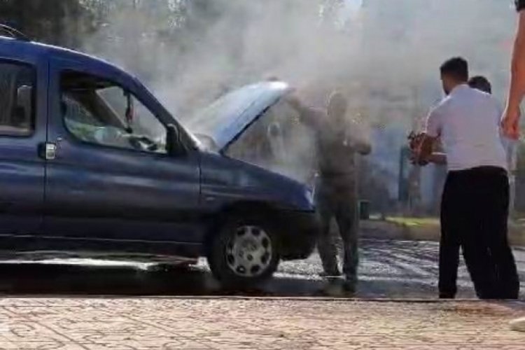  Seyir halindeki araba, yaşlı kadın içindeyken alev aldı
