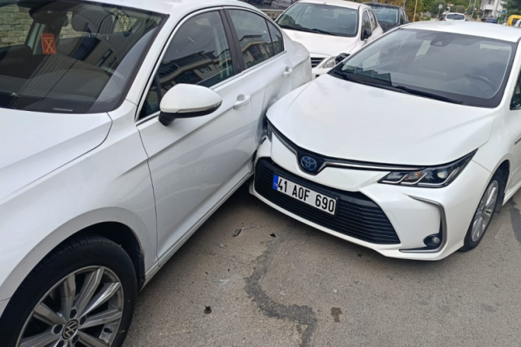 Bursa'da kontrolden çıkan otomobil park halindeki başka otomobile çarptı!&nbsp; 