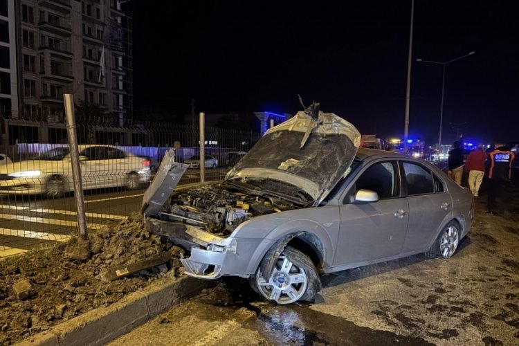Alkollü sürücü elektrik direğine çarptı: 1 yaralı 