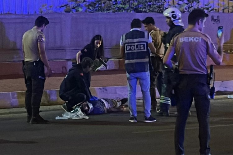 Kaldırımda yürüyen yayalara araba çarptı! Ölü ve yaralılar var...