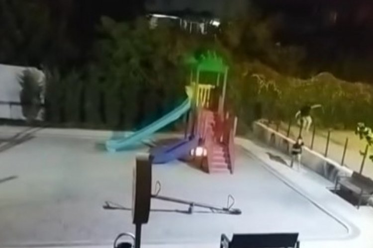 Bursa'da çocuklardan akılalmaz iş! Parkı ateşe verdiler...
