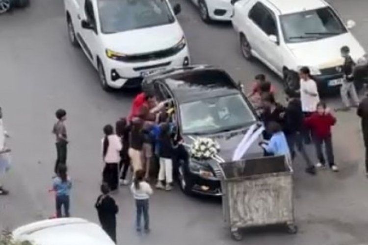 Düğün konvoyunun önünü çöp konteyneri ile kestiler