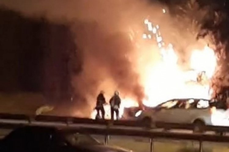 Alev alev yanan otomobil kullanılamaz hale geldi