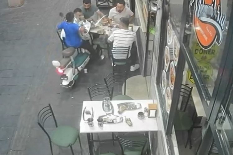 Elektrikli bisiklet yemek yiyenlerin arasına daldı 