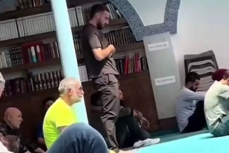 Milli futbolcu namaz kılarken görüntülendi 