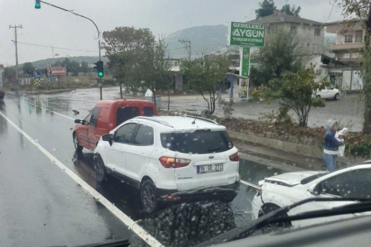 Orhangazi - Bursa yolunda 3 araç birbirine girdi!&nbsp;