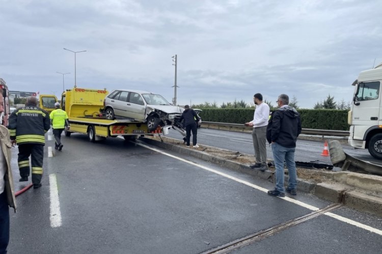Kamyonla çarpışan otomobil refüje daldı 