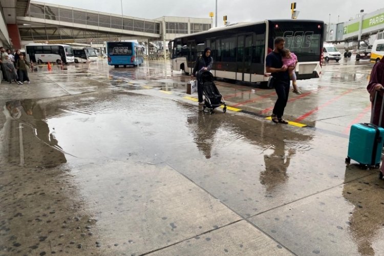 Sağanak yağış Sabiha Gökçen'deki yolculara zor anlar yaşattı 