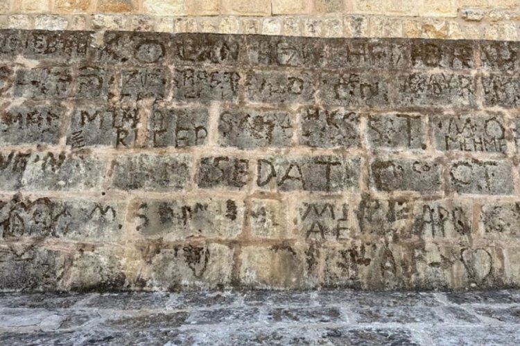 Tarihe ihanet: Artuklular döneminde inşa edilen köprüye isimlerini kazdılar 