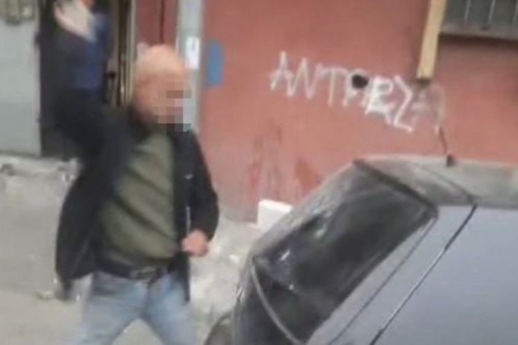 Alkollü şahıs hakaretler yağdırdığı esnafın aracına zarar verdi 