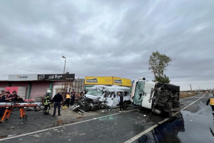 Tekirdağ'da işçi servisi ile kamyon çarpıştı: Çok sayıda yaralı