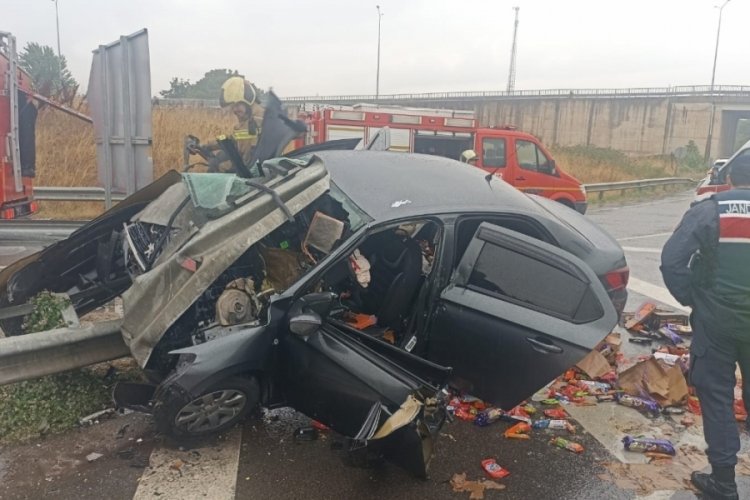 Bursa'da kontrolden çıktı, bariyerlere saplandı! 1'i ağır 2 kişi...